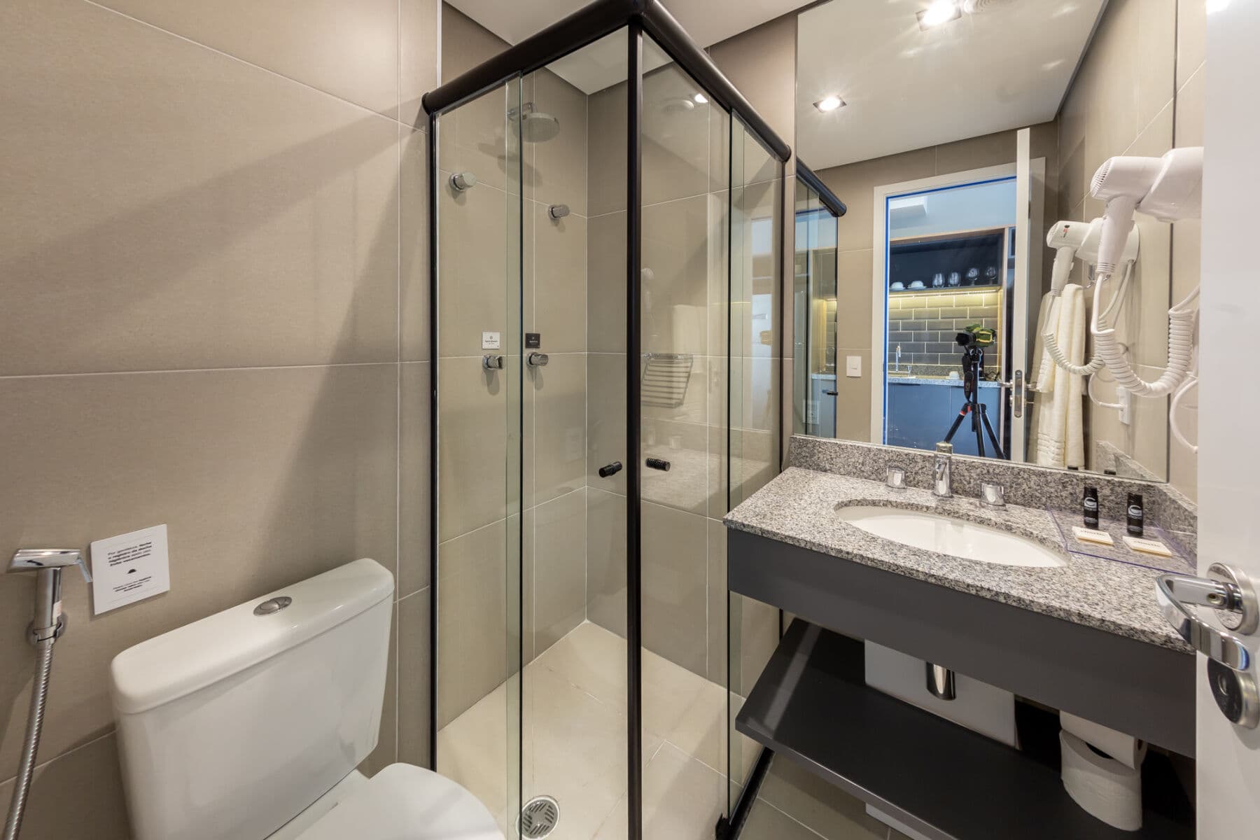 Charlie Nik Vila Mariana