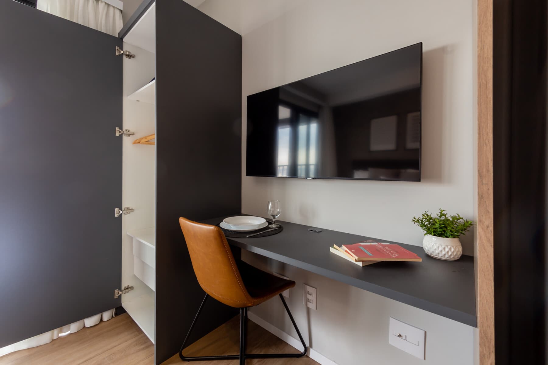 Charlie Nik Vila Mariana